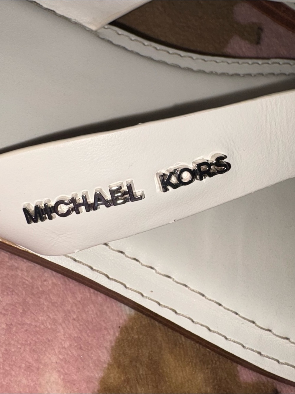 Michael Kors White Leather Thong Sandals with Logo Accent - Picture 3 of 5